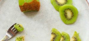 How to cut kiwi for baby